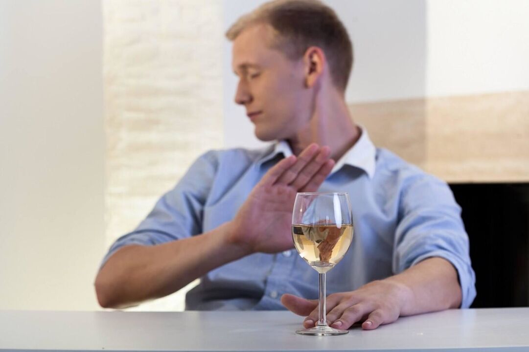 După ce și-a dat seama de problemă, un bărbat poate înceta să bea alcool pe cont propriu